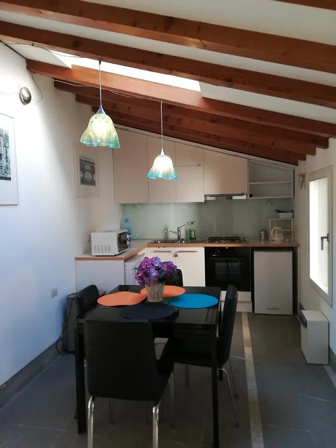 Charming House In Venice contacts